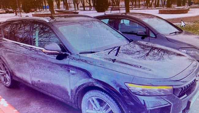 Последствия актов вандализма в нетрезвом состоянии: по капоту этого Voyah Free
трижды приложились кулаком