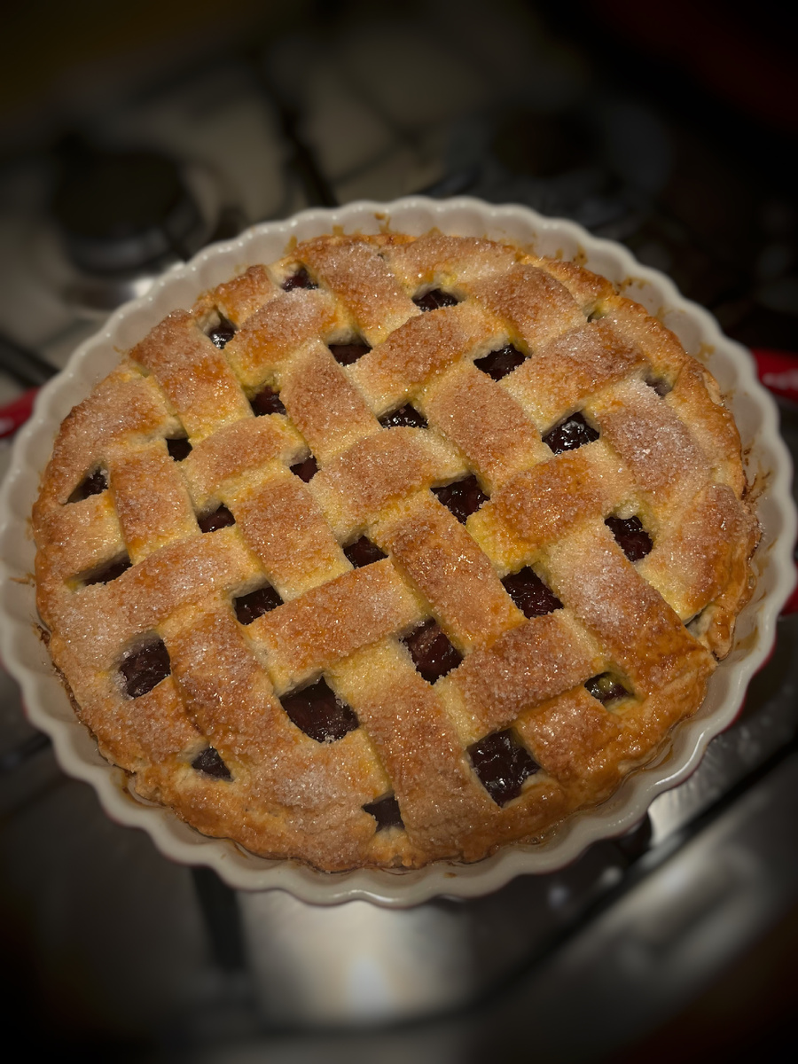 Начинку можно использовать из любых ягод, соотношение практически везде одинаковое. На фото вишневый пирог.