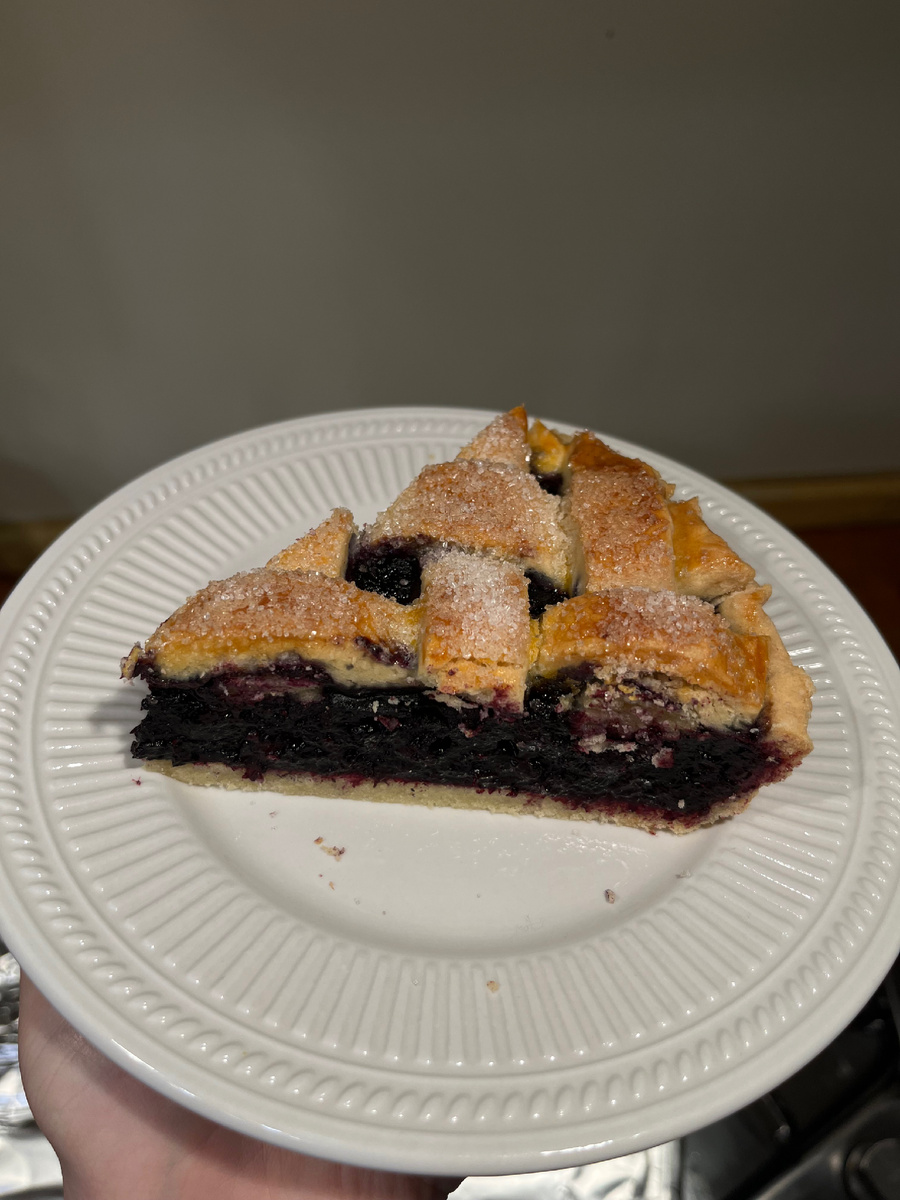 Черничный пирог в разрезе.