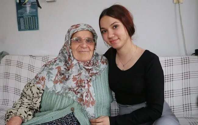 Бабушка с внучкой, фото с https://iasbh.tmgrup.com.tr/a869bc/0/0/0/0/0/0?u=https://isbh.tmgrup.com.tr/sbh/2025/04/04/torununa-terlikle-vuran-80-yasindaki-asiye-nineye-kotu-haber-4-yil-2-ay-hapis-cezasina-carptirildi-1743752204145.jpg&mw=650
