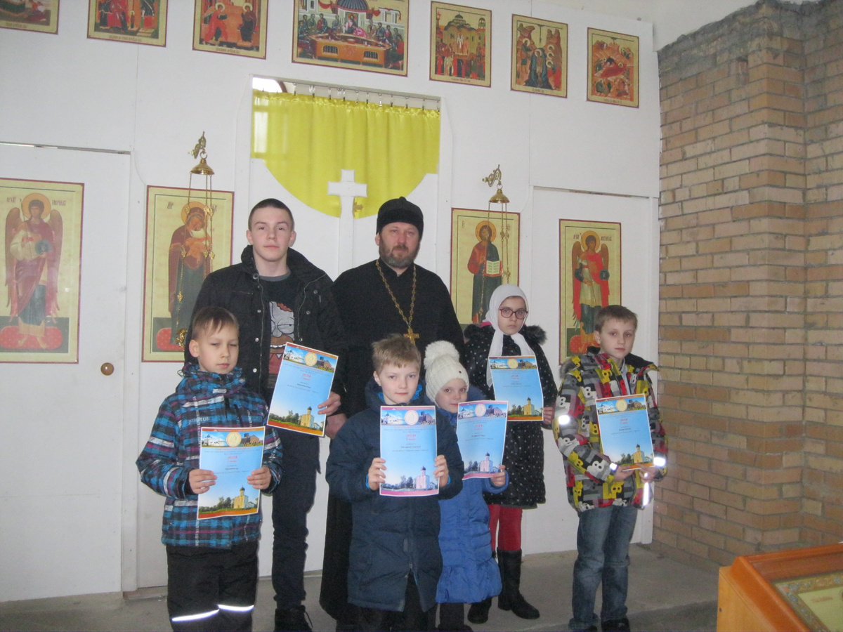 Прот. Андрей вместе с награжденными