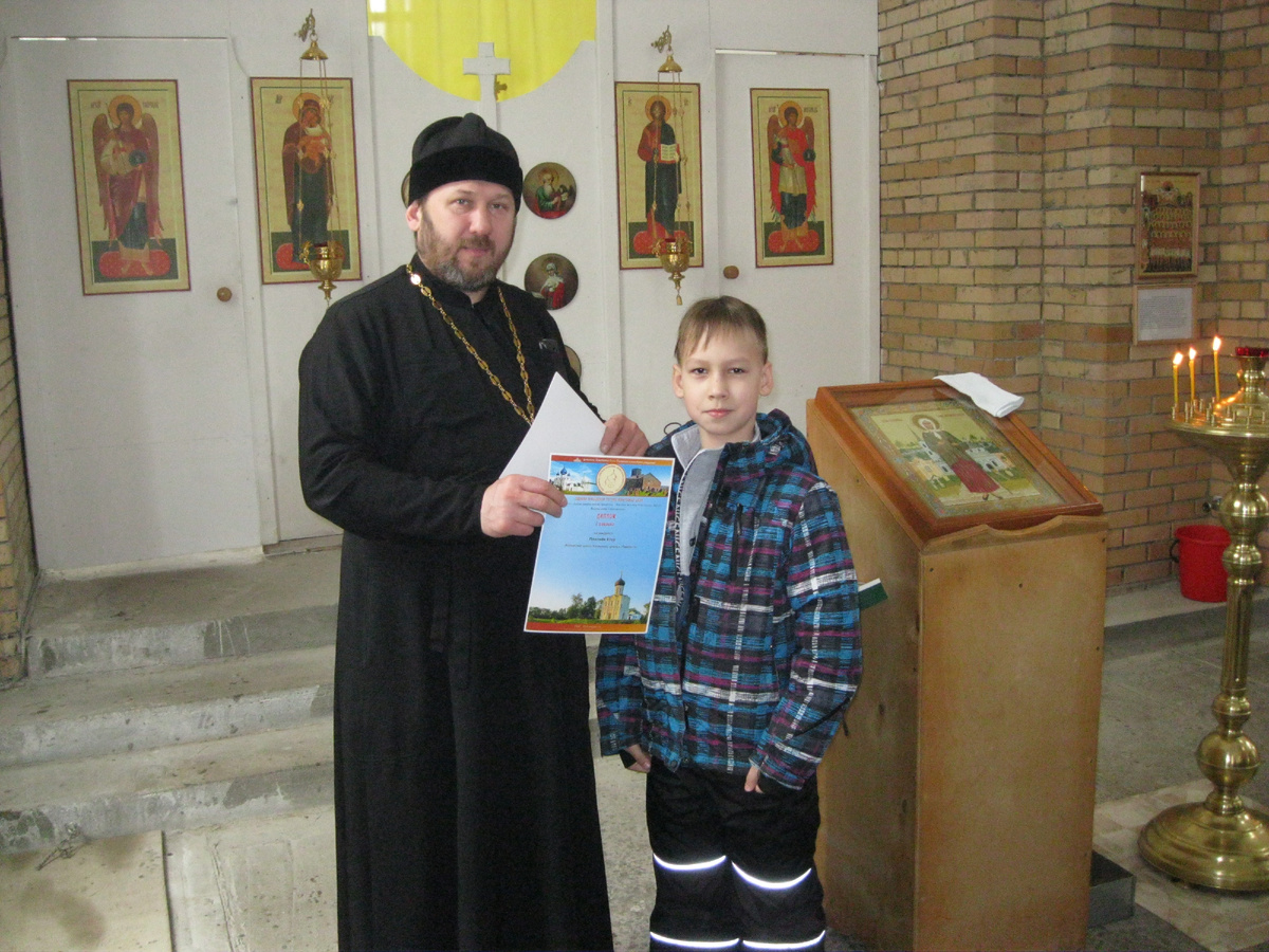 Настоятель прот. Андрей вручает грамоты