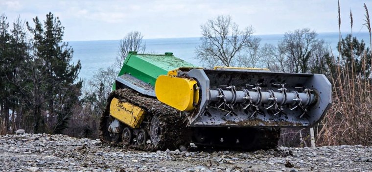 Газонокосилка на гусеничной платформе управляется с помощью FPV-очков. Фото: предоставлено пресс-службой чемпионата «Битва роботов»