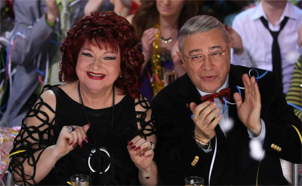 на фото Евгений Петросян и Елена Степаненко 