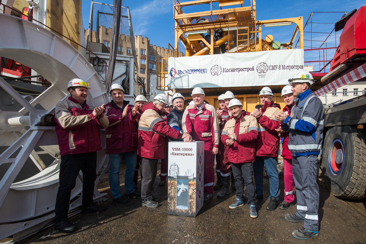 Работы по проходке ствола ведёт СМУ–8 Московского метростроя.