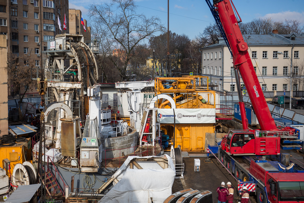 Новый ствол был ювелирно вписано на старой площадке шахты № 942, буквально в 40 метрах от существующего.