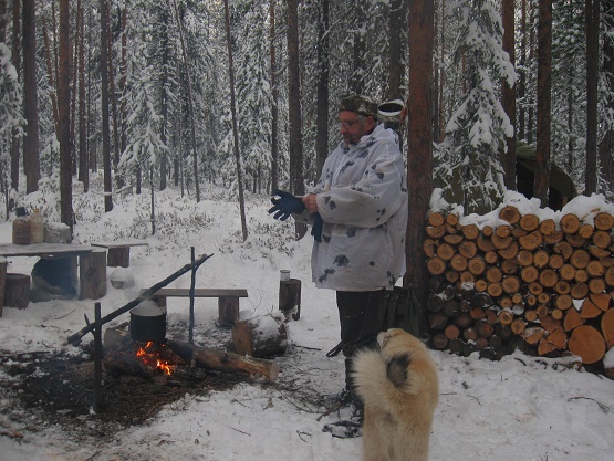 Фотографии Татьяны Немшановой. Осенний день. Сумрак тайги. Первый снег осени. Тайга Крайнего Севера Западной Сибири, ХМАО Югра, Зауралье, Приполярный Урал. Лес северный таёжный осенний. Костёр. Охотник. Лесная жизнь.
