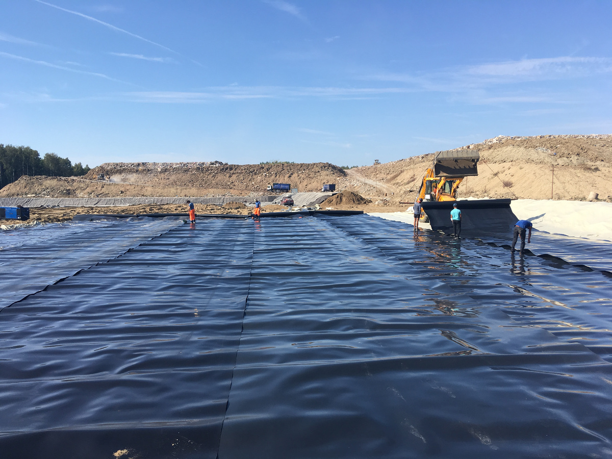 Укладка геомембраны на объкте в Лакинске.