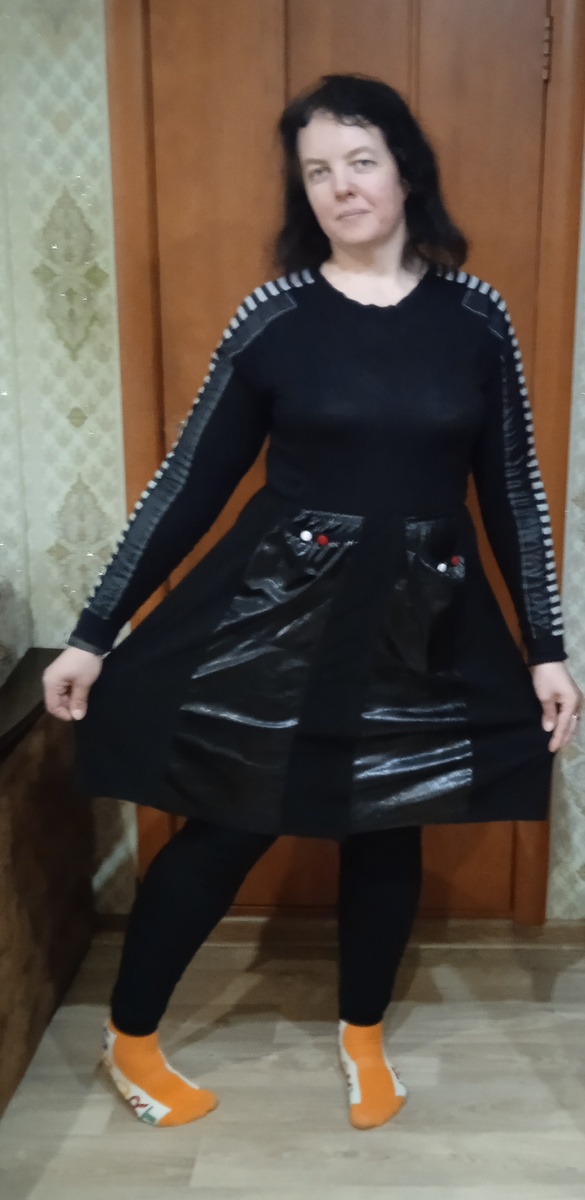 Скажите же классно смотрятся оранжевые носки с черной одеждой?)))))