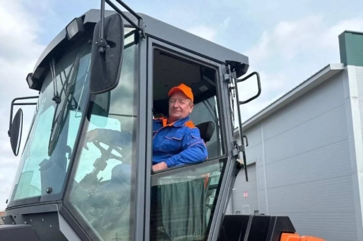    Владимир Путин удостоил алтайского машиниста катка почетным званием