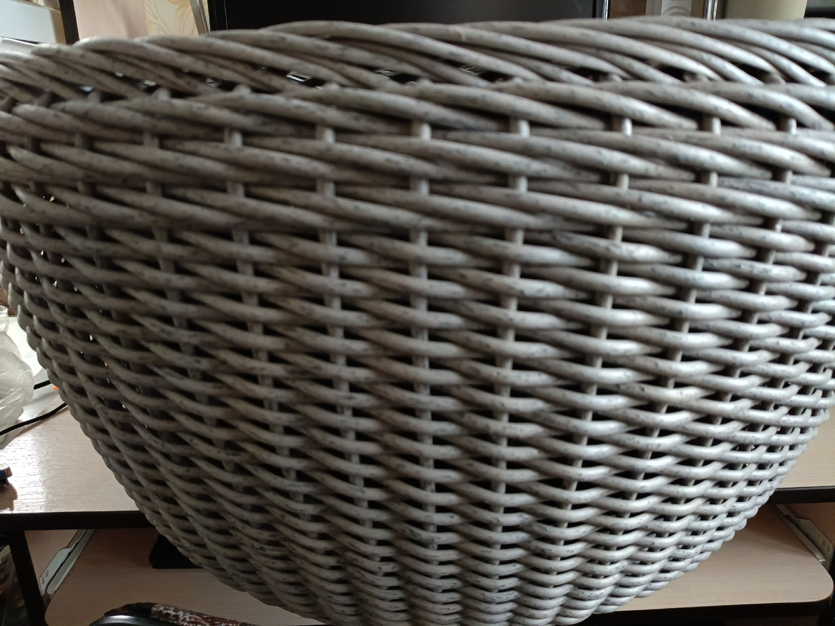 кашпо из ротанга на кольце без дренажных отверстий