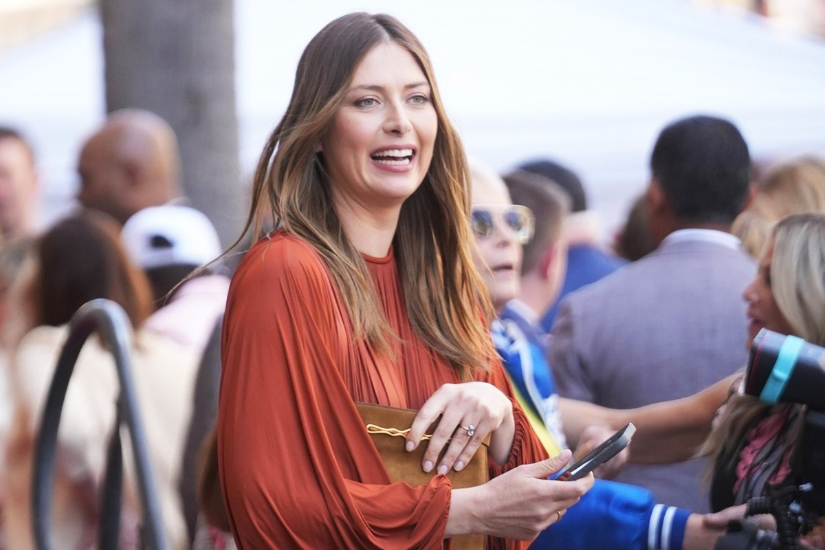     Мария Шарапова  в идеальном для весны терракотовом платье появилась на Аллее славы в Голливуде