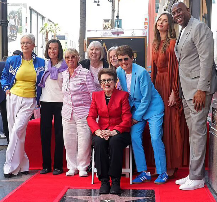    Билли Джин Кинг с друзьями на открытии именной звездыСоцсети