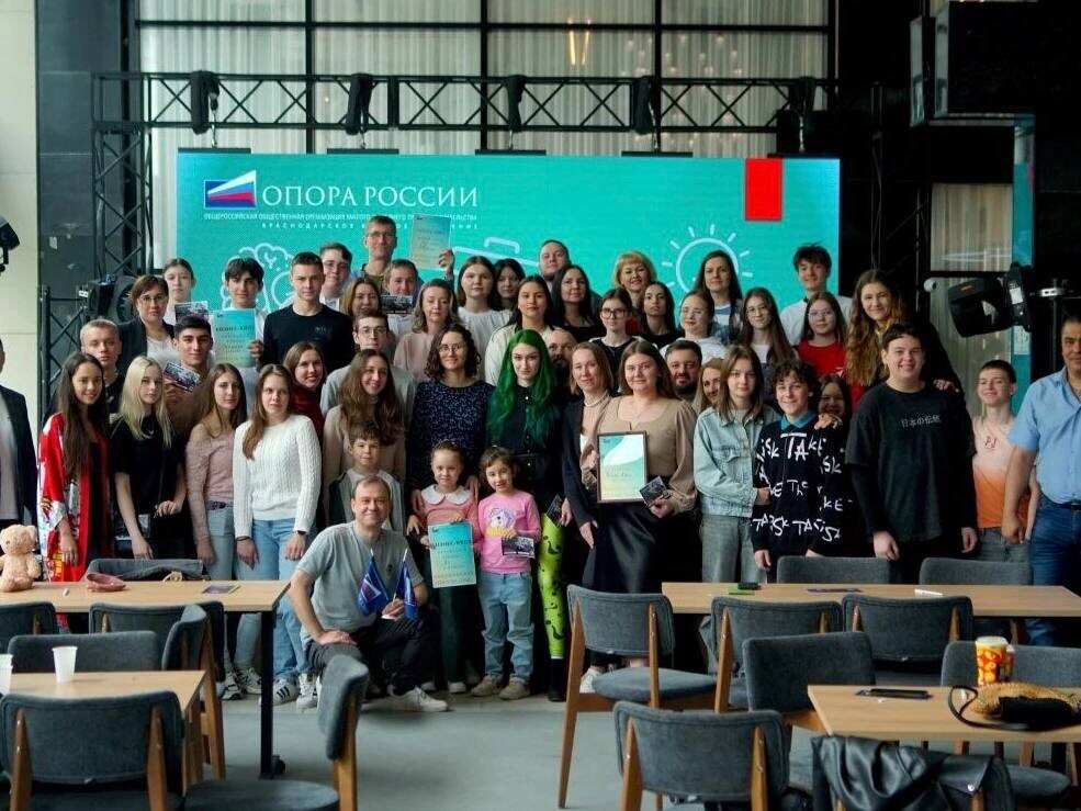 Наш БИЗНЕС-КВИЗ собрал самых активных, амбициозных и креативных предпринимателей Краснодара! 

7 увлекательных раундов, море позитива, атмосфера дружеского соперничества и, конечно же, ценные призы – все это сделало вчерашний день незабываемым! 🤩

Команды показали отличные знания в сфере бизнеса, проявили стратегическое мышление и креативность! 

Благодарим всех участников за невероятную энергию и азарт! 

Битва была серьезной, но на пьедестале в это раз самые лучшие:
Победителями стала сборная команда предпринимателей «Риану Квиз»!
Серебро - у команды «5+». 
Третье место у команды «Темщики».

Поздравляем победителей и благодарим всех за активное участие!