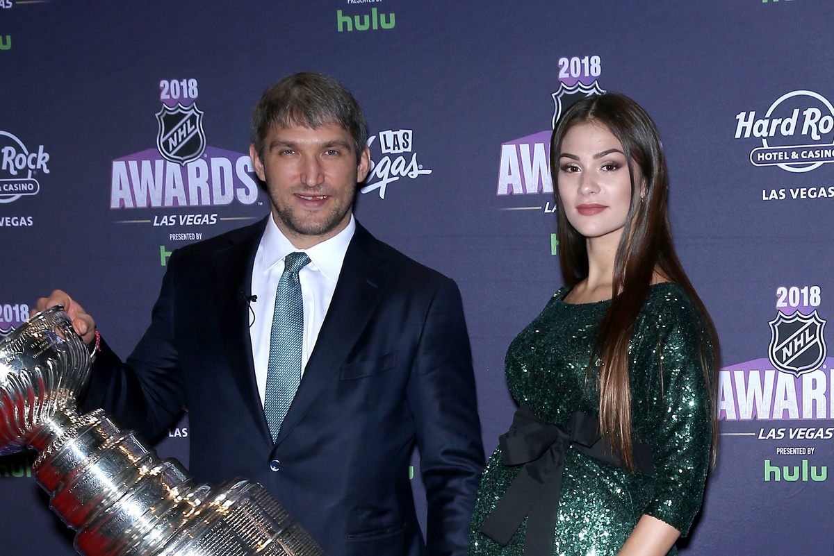 Александр Овечкин и Анастасия Шубская на церемонии вручения индивидуальных наград НХЛ в Лас-Вегасе. / ТАСС