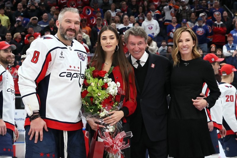 Александр Овечкин, Анастасия Шубская, Уэйн Гретцки и его супруга Джанет Джонс. Фото: Bruce Bennett/Getty Images