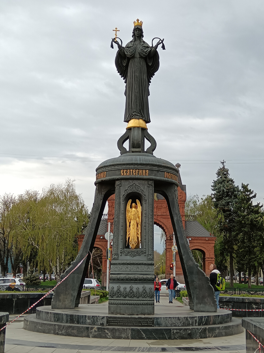 Памятник Екатерине в центре Краснодара.