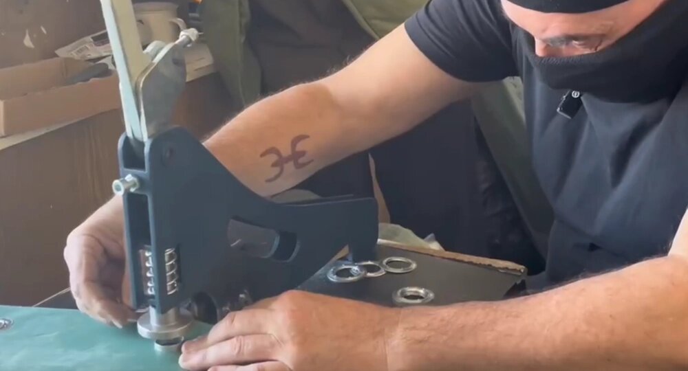 Кропотливая работа нравится Тото, но лицо от прессы он скрывает. Сейчас заявить открыто о своей деятельности он не может. Фото: Народный фронт | Челябинская область