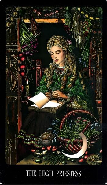 Примеры иллюстраций жрицы из разных колод