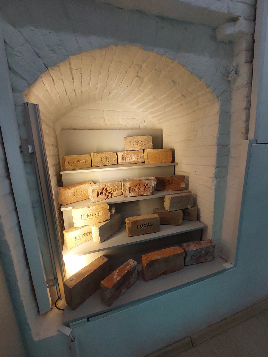 Коллекция старинных кирпичей из петербургских зданий.