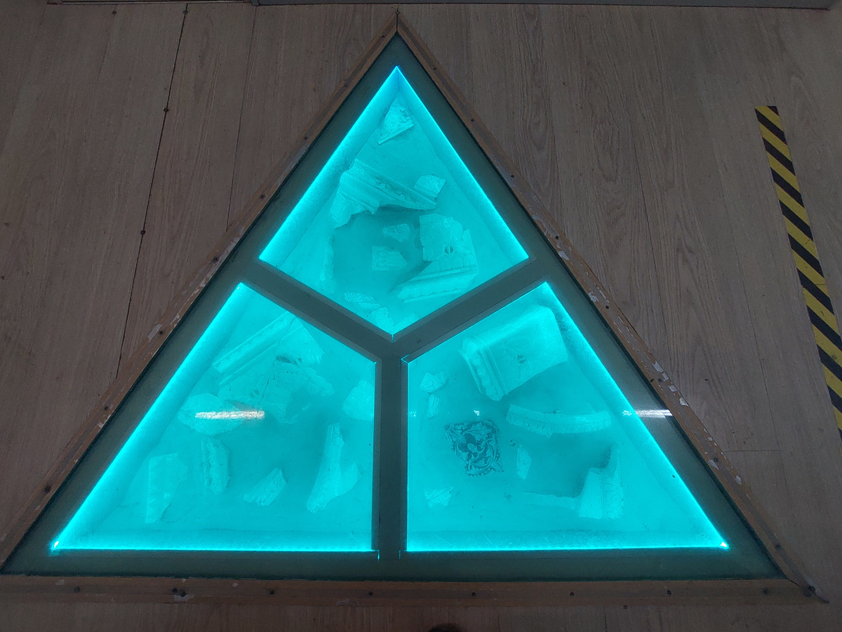 Фрагменты фресок за стеклом. По нему можно ходить. Стекло прочное. 