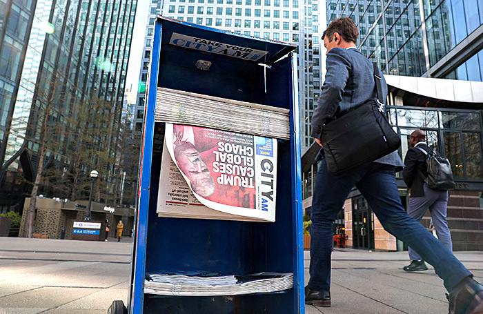    «Трамп — причина глобального хаоса» — заголовок в газете.REUTERS/Kevin Coombs