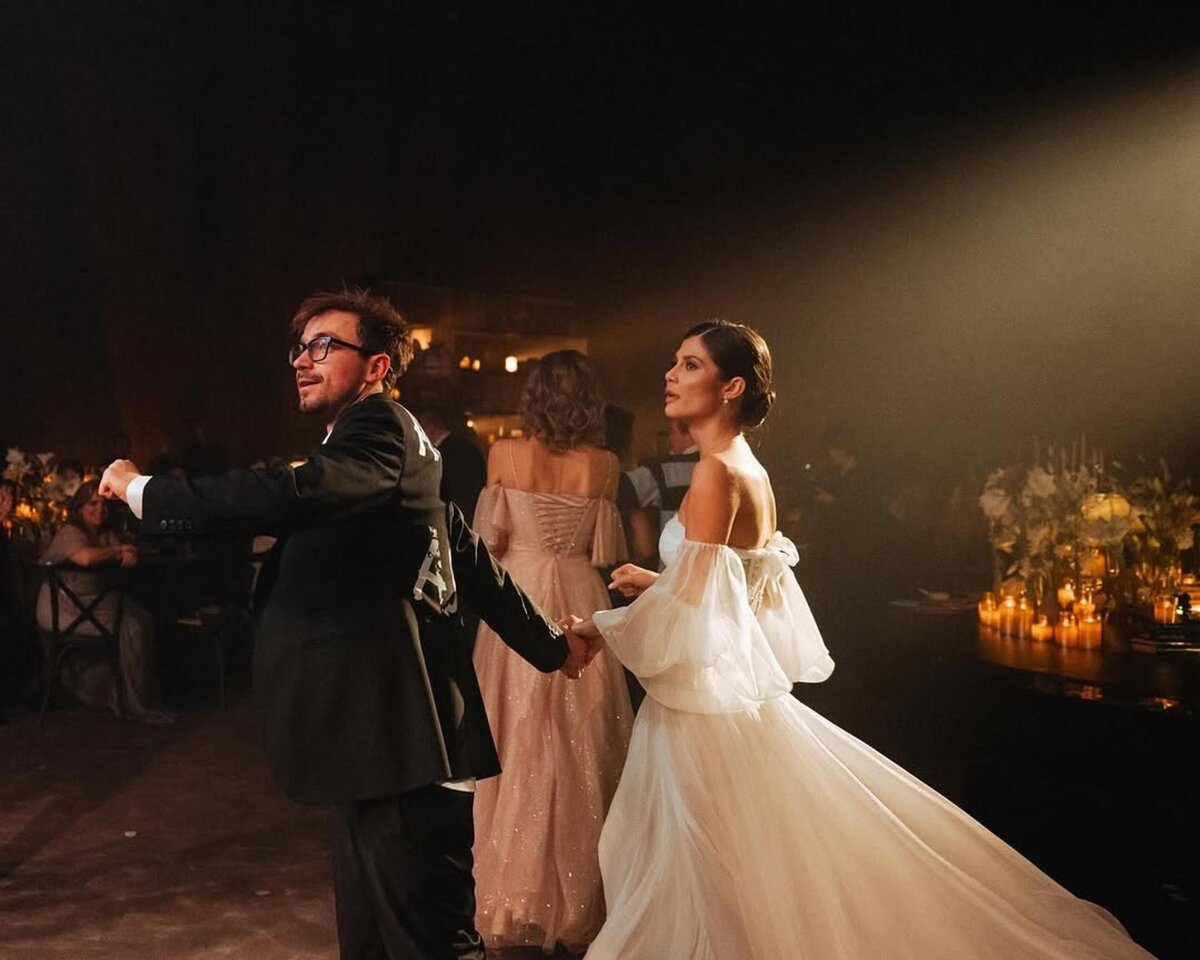     Вика и Саша Петровы на свадьбе. Фото: Инстаграм (запрещён в РФ) @viktoriyaantonova_