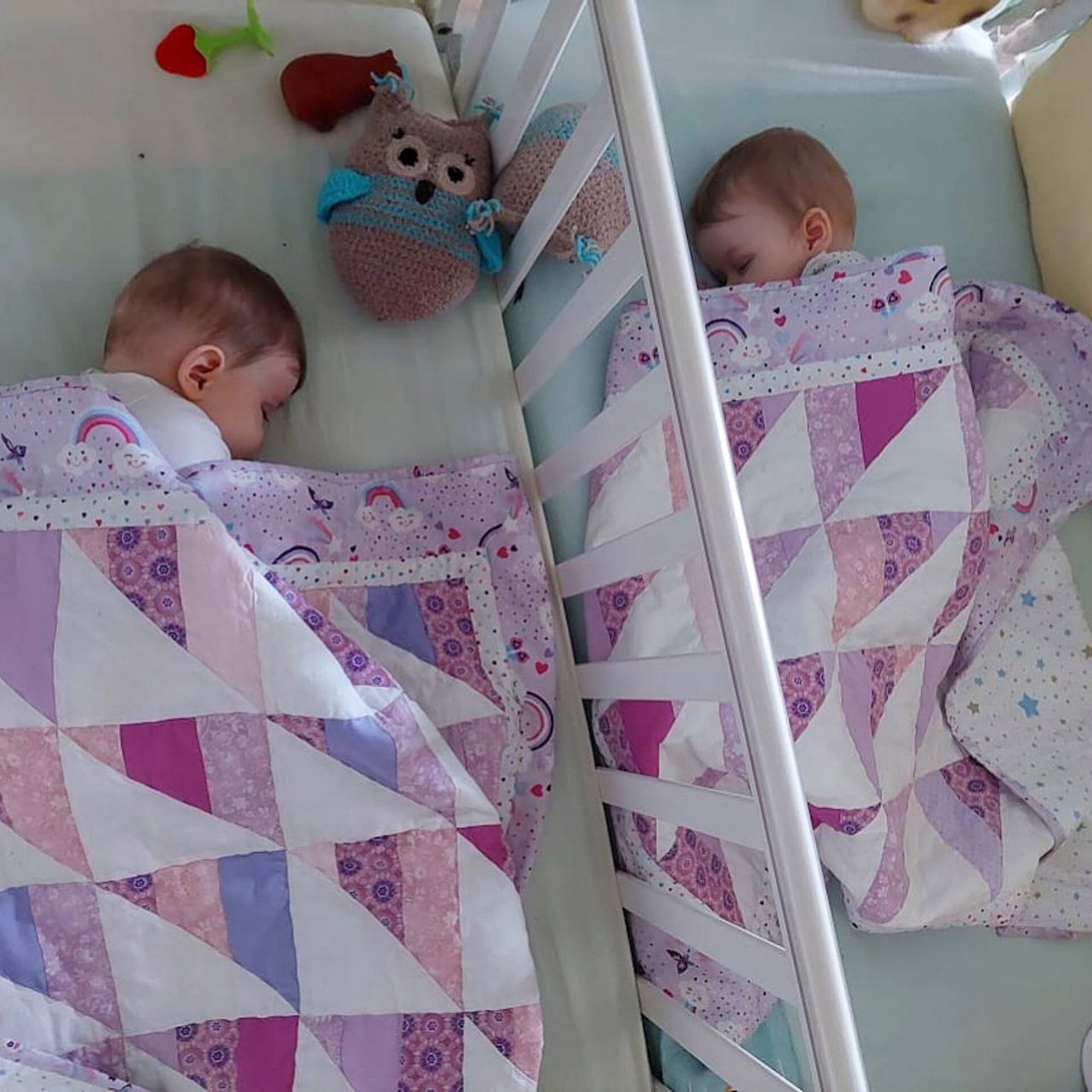 Детские лоскутные одеяла, сшитые в рамках курса для начинающих. 