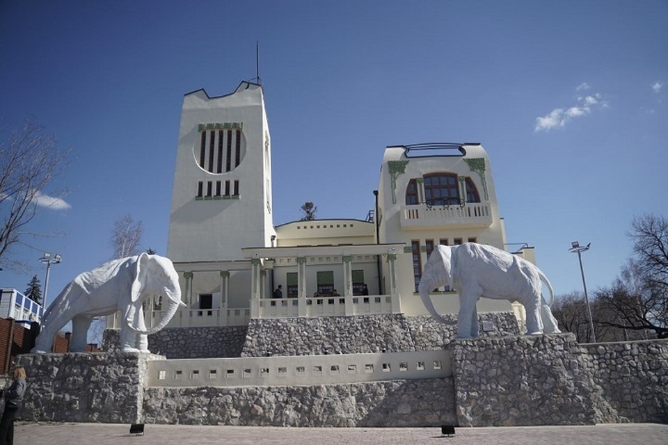    Дачу со слонами Константина Головкина хорошо видно с Волги с проходящих мимо судов. Светлана МАКОВЕЕВА