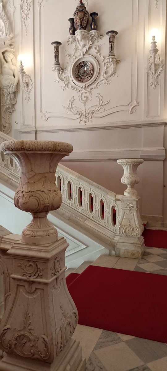 Лестницу украшают мраморные вазоны