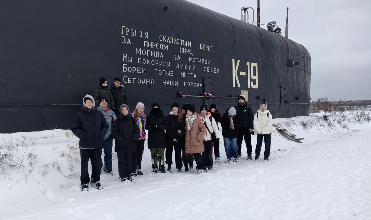 Ученики школы №1955 у мемориала «К-19» на берегу Пяловского водохранилища Московской области, 07.04.2025
