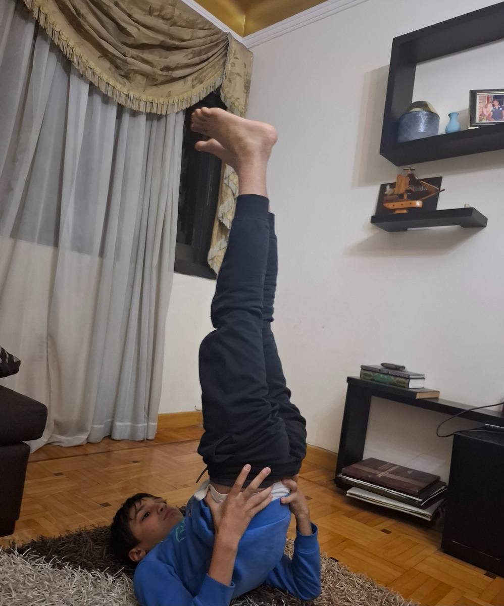 Нашла фото вблизи. Здесь видно, что ткань старая и цвет несвежий