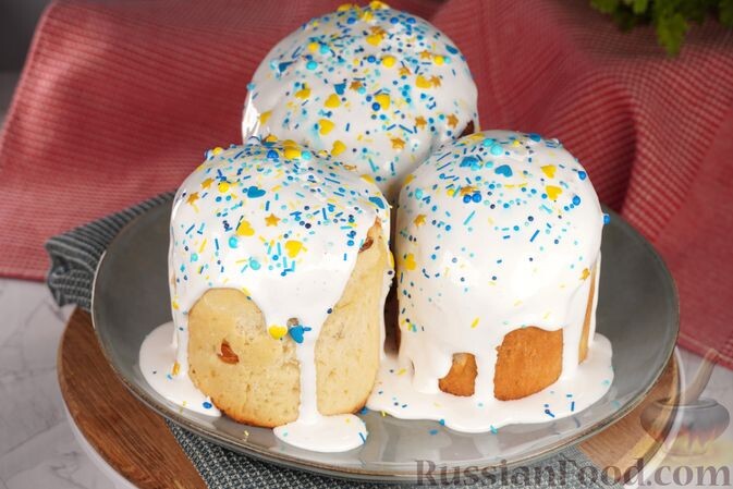 масло сливочное, сметана, молоко, яйца, сахар, мука, дрожжи, сухофрукты, шоколад белый, шоколад тёмный, водка, сахар ванильный, соль, желатин, лимонная кислота