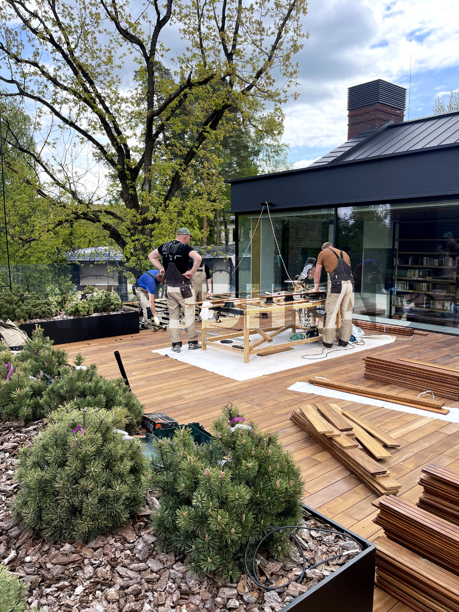 Монтаж террасной доски из тика.