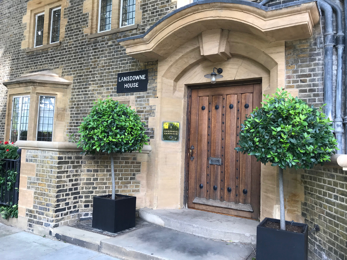 Когда-то на первом этаже этого дома находилась Lansdowne Studios, в которой URIAH HEEP записали свои первые пять и восьмой (Return To Fantasy) альбомы. Фото автора