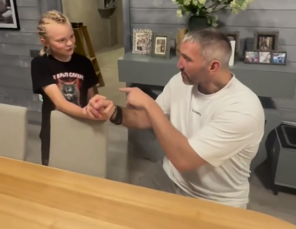 Сын Плющенко и Александр Овечкин. Фото: телеграм-канал Евгения Плющенко.