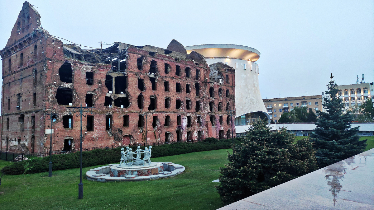 Эту фотографию сделала в мае 2024 года. На ней та самая мельница Гергардта, копия фонтана "Бармалей" (или "Детский хоровод") и здание музея-панорамы. Все эти объекты являются частью Государственного историко-мемориального музея-заповедника Сталинградская битва