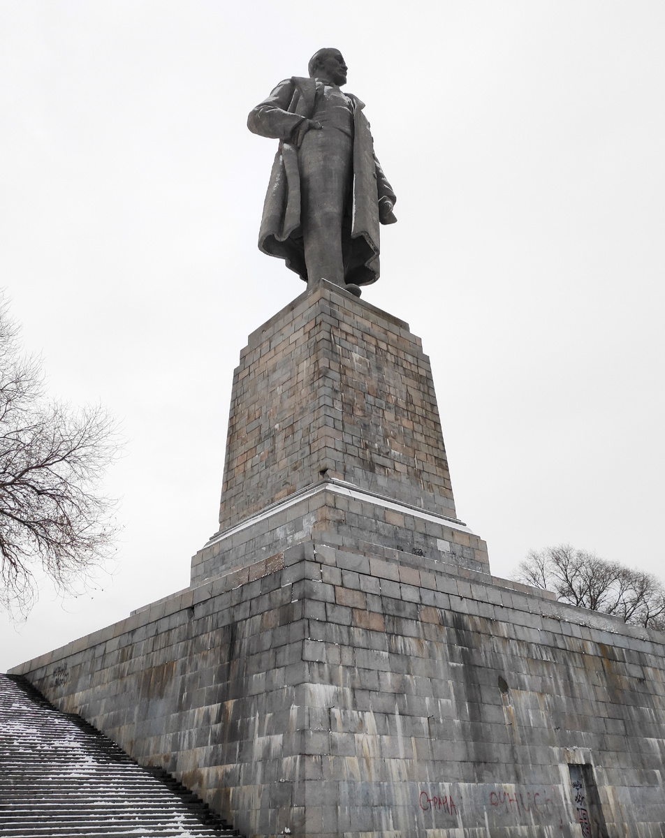 Собственно, вот этот самый памятник Ленину в Красноармейском районе. Фото делала в ноябре 2020. Хоть бы коммунисты сделали его местом паломничества, что ли, на 22 апреля. И то был бы приток туристов. Хотя о чем я? История этого памятника бросает, по сути, тень на советскую компартию (изначально это был памятник Иосифу Виссарионовичу Сталину). Хрущевская десталинизация - самый позорный еë период. 