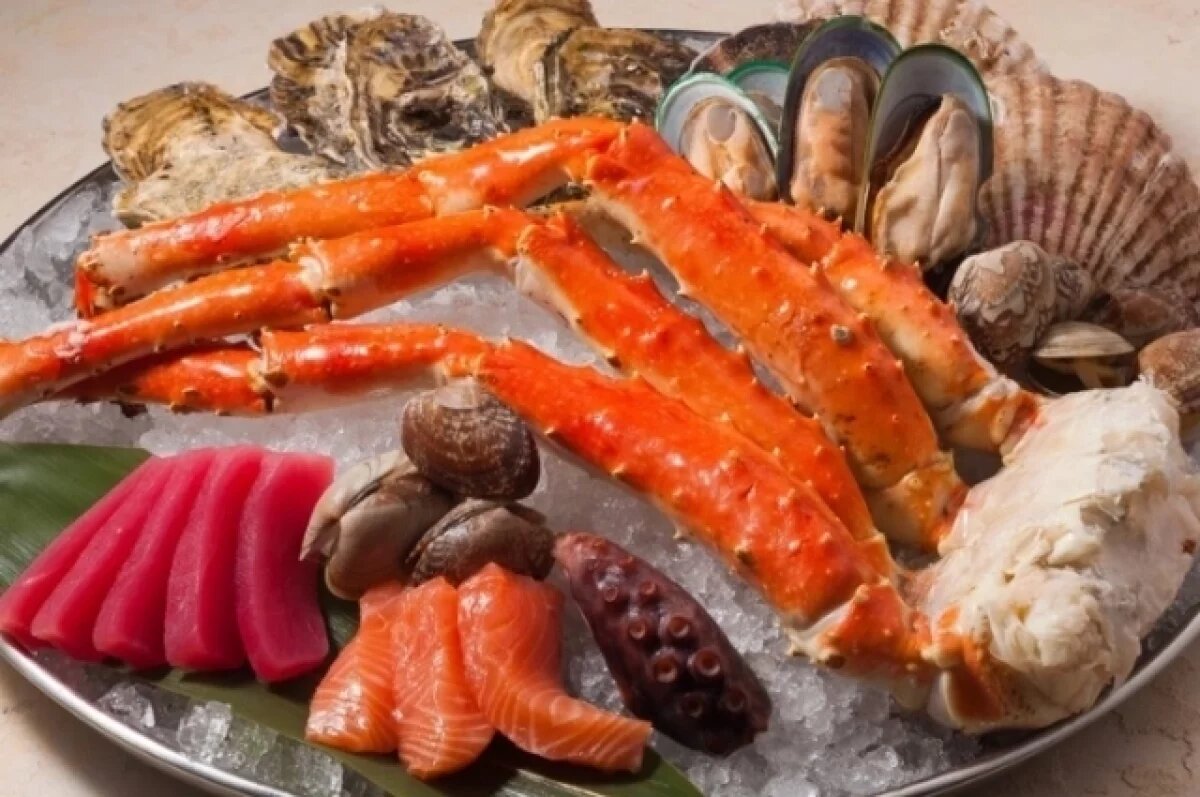    Крабы и красная икра.