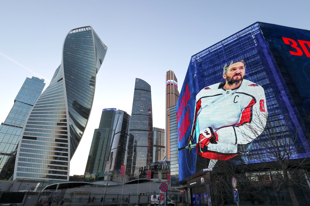    Световое табло в поддержку хоккеиста Александра Овечкина./ REUTERS/Shamil Zhumatov