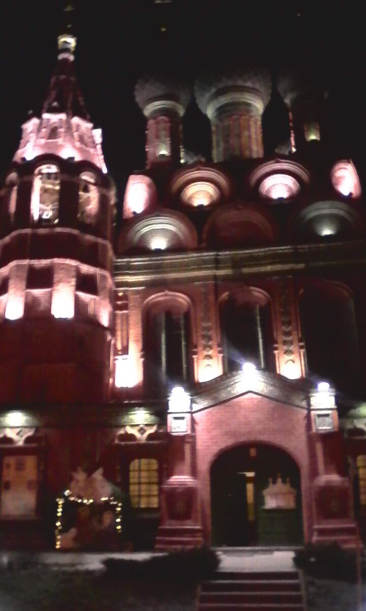 Стоишь у Спасо-Преображенского собора,

и тишина там не пугает, а обнимает.
