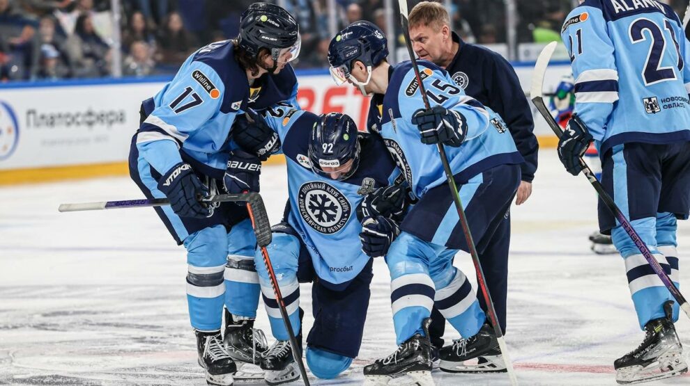    Рассказов получил травму в матче «Сибири» и «Салавата». Фото: пресс-служба ХК «Сибирь»
