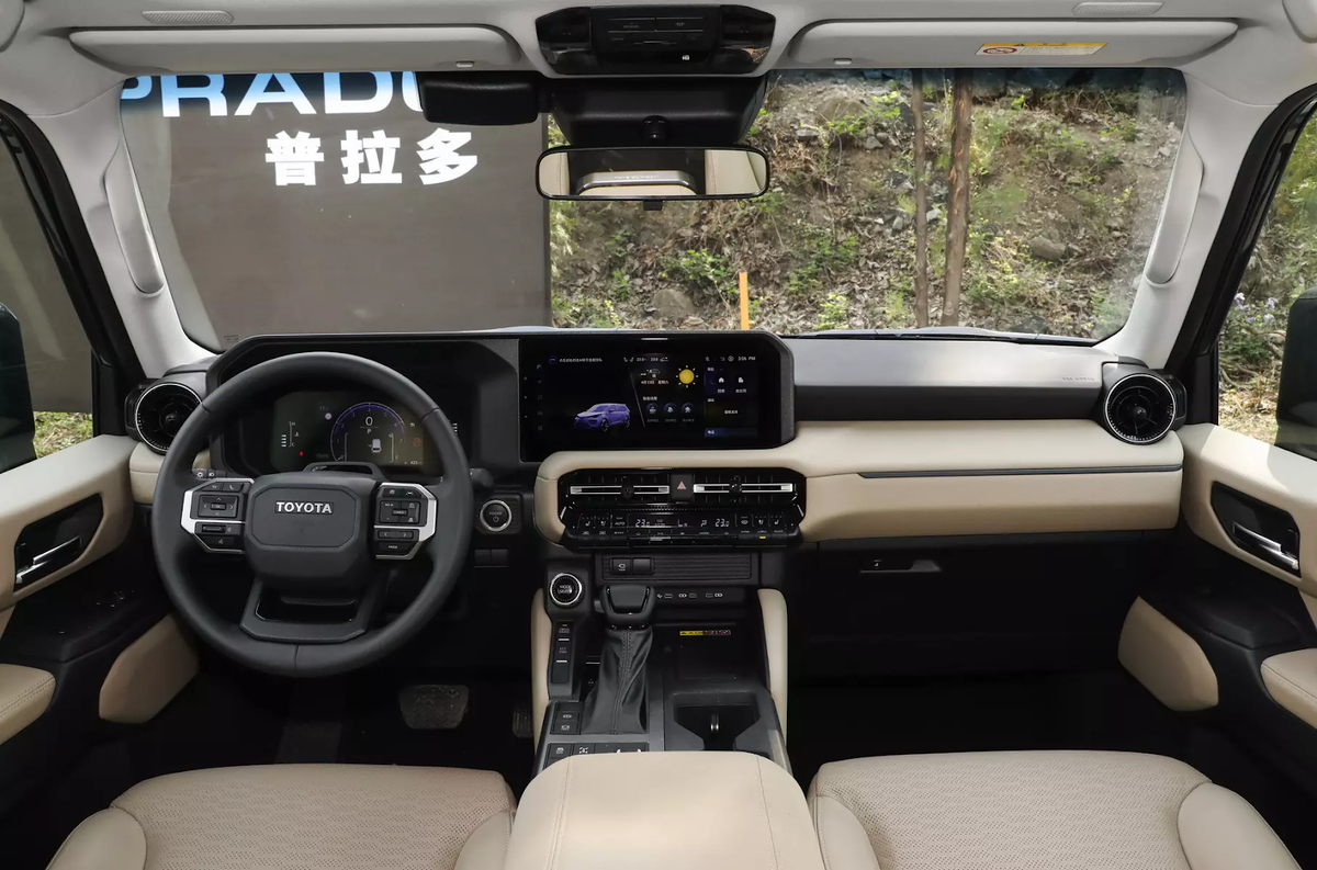 Передняя часть салона Land Cruiser Prado