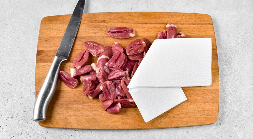   Куриные сердечки, тушенные в сливках, с морковью и луком (gastronom.ru)