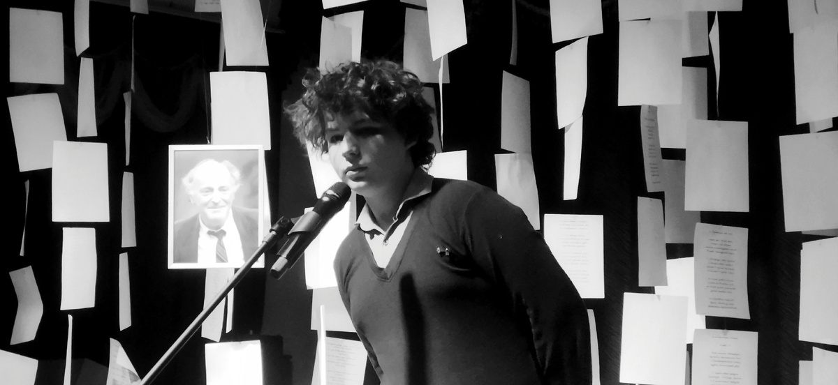 Фотографа не знаю. Фото прислала сыну Татьяна Таянова - организатор Всемирного дня поэзии в лицее г.Магнитогорска.