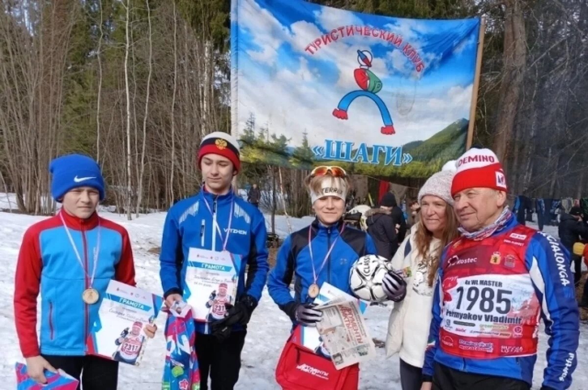    Самым быстрым юным лыжникам редакция «АиФ-Прикамье», информационный спонсор соревнований, вместе с Ильичом (он крайний справа) вручила подарки