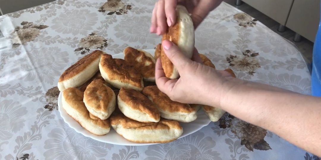 Рецепт жареных пирожков с ягодами на сковороде: