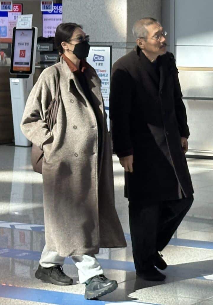   Ким Мин Хи и Хон Сан Су в аэропорту направляются на Берлинский кинофестиваль