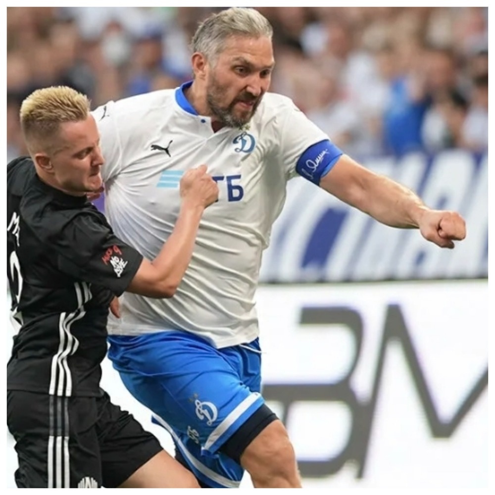 Александр Овечкин в маиче с "Амкалом". Фото ФК "Динамо"