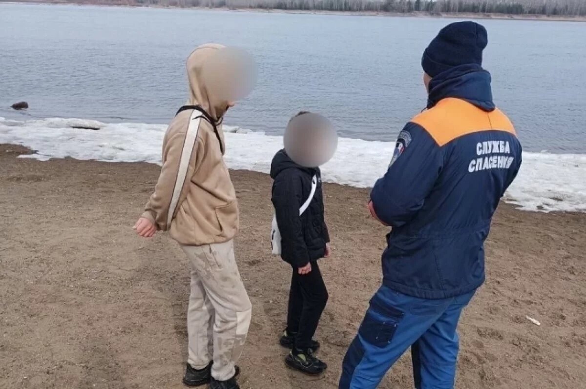   В Удмуртии спасатели пресекли опасные игры детей на льду реки